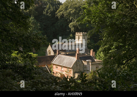 Spread Eagle Dorfkneipe Großbritannien Wiltshire spaßen und St. Peters Church von Stourhead House Gardens Stockfoto