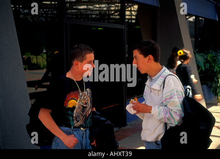 2, 2, junge erwachsene Männer, Studenten, Studenten, Schüler, Katholische Universität, Quito, Provinz Pichincha, Ecuador, Südamerika Stockfoto