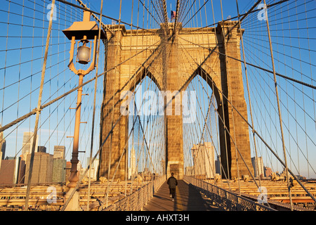 Person Joggen auf der Brooklyn Bridge in New York City Stockfoto