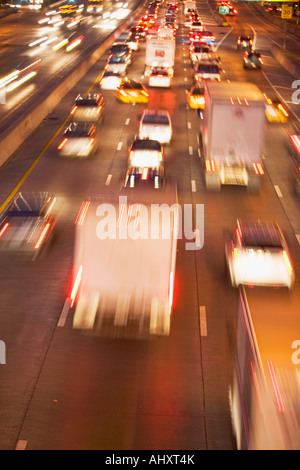 Verschwommen Bewegungsaufnahme des Verkehrs auf große Autobahn Stockfoto