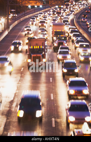 Verschwommen Bewegungsaufnahme des Verkehrs auf große Autobahn Stockfoto