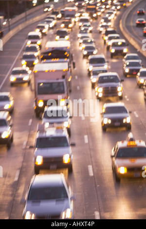 Verschwommen Bewegungsaufnahme des Verkehrs auf große Autobahn Stockfoto