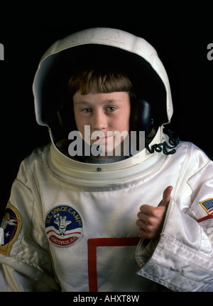 Huntsville AL. Space Camp 13 yr alten Wohnmobil auf Simulation von Hubbell Teleskop reparieren Mission Endeavour. Stockfoto