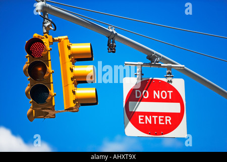 Ampel und geben Sie nicht unterzeichnen auf der pole Stockfoto