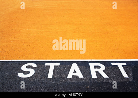 Startlinie auf Asphalt gemalt Stockfoto