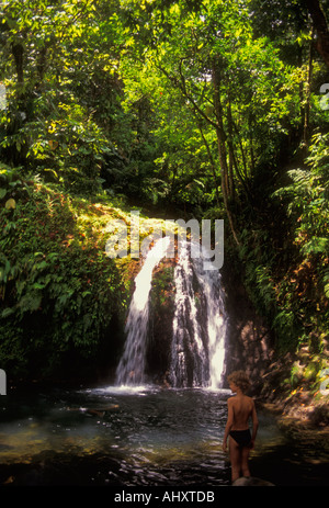 Leute, Schwimmen, La Cascade aux Ecrevisses, Langusten, Krebse Wasserfall fällt, Wasserfall, Basse-Terre, Guadeloupe, Französische Antillen, Frankreich Stockfoto