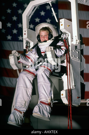 Huntsville AL. Space Camp 13 yr alten Camper auf einfache Simulation, EVA waren, dass sie eine Pyramide zu bauen Stockfoto