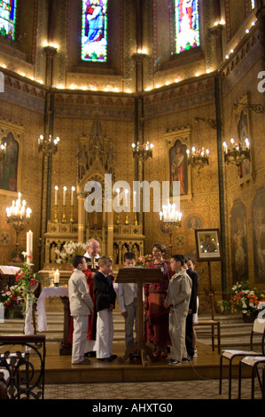 Kinder machen Gelübde während der Zeremonie der Kommunion in der katholischen Kirche Castelmoron Frankreich Stockfoto