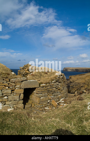 dh Broch Borwick SANDWICK ORKNEY Eingang zum Broch ruinieren auf Atlantikküste seacliffs Stockfoto