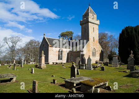 dh CAWDOR INVERNESSSHIRE Church Of Scotland Kirchhof Cawdor Dorf und Immobilien Stockfoto