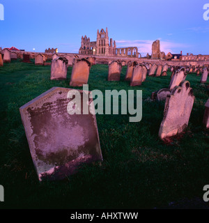 Friedhof der St. Marys Kirche mit Whitby Abtei im Hintergrund, Whitby, North Yorkshire, UK Stockfoto