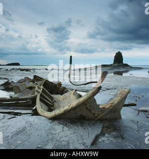 Schwarz Nab und Wrack, gegen Bay, N Yorkshire Stockfoto