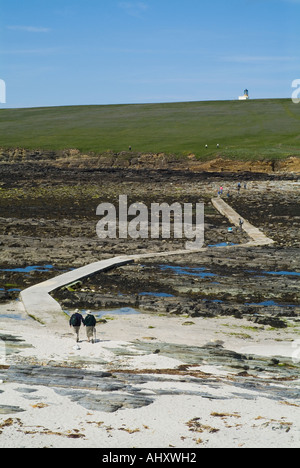 dh Causeway zum Leuchtturm Insel BROUGH VON BIRSAY ORKNEY SCHOTTLAND Paar Wandern über touristischen Urlaub uk Inseln Wandern Wanderer Sommer Wanderer Stockfoto