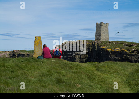 dh Marwick Head BIRSAY ORKNEY Tourist paar Vogelbeobachtung Seacliff Kitchener Memorial Fulmar Stockfoto