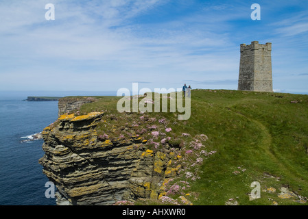 dh Marwick Head BIRSAY ORKNEY Tourist Couple Walking by Kitchener Memorial RSPB Bird Nature Reserve Clifftop Walk Stockfoto