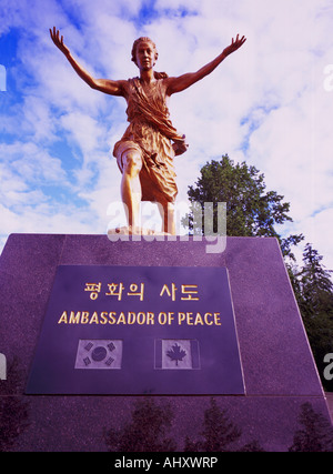 "Botschafter des Friedens" Statue (Korean War Memorial) im Central Park, Burnaby, BC, Britisch-Kolumbien, Kanada Stockfoto