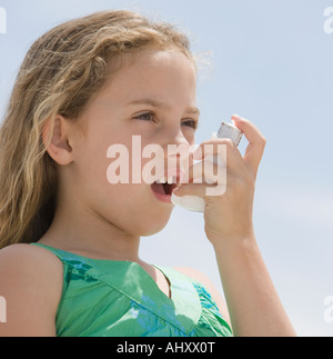 Mädchen mit Asthma-Inhalator Stockfoto