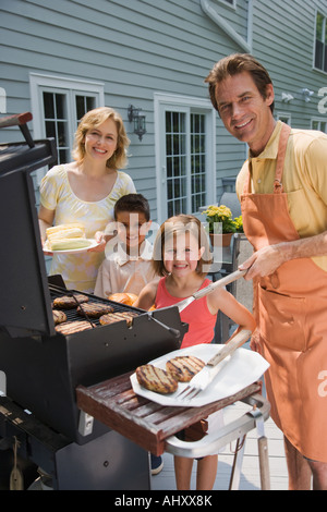 Familie Grillen an deck Stockfoto