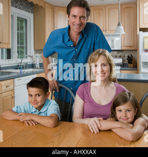Familie am Küchentisch Stockfoto