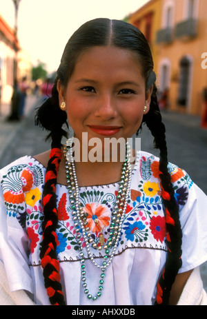 1, 1, mexikanische Frau, junge Frau, kostümierte Tänzer, Tänzerin, Guelaguetza Festival, Oaxaca, Oaxaca de Juárez, Oaxaca, Mexiko Stockfoto