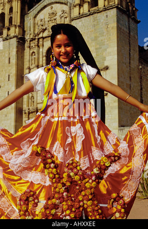 1, 1, mexikanische Mädchen, mexikanische, Mädchen, kostümierte Tänzer, Porträt, Guelaguetza Festival, Oaxaca, Oaxaca de Juárez, Oaxaca, Mexiko Stockfoto