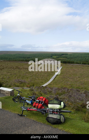 dh Gray Cairns CAMSTER CAITHNESS Fahrrad Urlaub Tourist rund getäfelt cairn Neolithische Grabhügel schottland Grabkammer Stockfoto