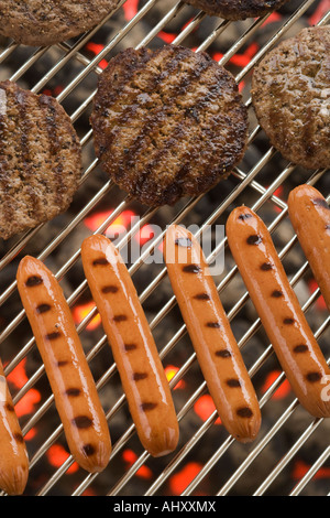 Hamburger und Hot Dogs auf Grill Kochen Stockfoto