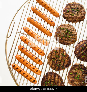 Hot Dogs und Hamburger auf grill Stockfoto