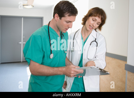 Weibliche und männliche Ärzte diskutieren Diagramm Stockfoto