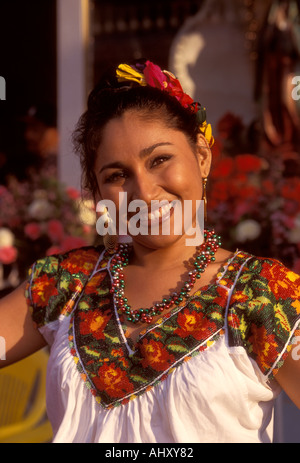 1, 1, mexikanische Frau, mexikanische, Frau, kostümierte Tänzer, Augenkontakt, Vorderansicht, lächelnd, freundlich, Stadt Acapulco, Acapulco, Guerrero, Mexiko Stockfoto