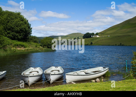 dh Castlehill Stausee GLENDEVON KINROSS Angler Fischerboote legte entlang lochside See Wasser perthshire schottisches Boot Ufer schottland Stockfoto