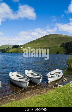 dh Castlehill Reservoir GLENDEVON KINROSS Angler Angeln Ruderboote Liegeplätze Lochside Wasser perthshire schottland scottish boat Shore Small Lake uk Stockfoto