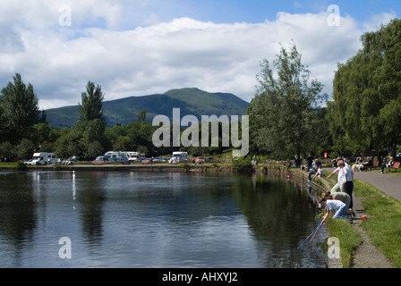 dh CALLANDER STIRLINGSHIRE Familie Touristen Angeln im Fluß Teith riverside Park Berg Ben Ledi Stockfoto