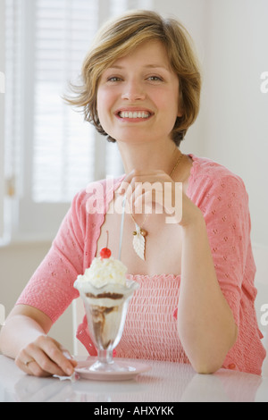 Frau Essen Eisbecher Stockfoto