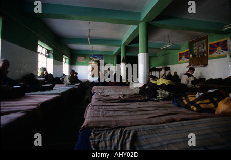Neu angekommene Flüchtlinge aus Tibet in einem Aufnahmezentrum in Dharamsala, Himachal Pradesh, Indien. Die Leute ruhen sich in einem Schlafsaal aus. Stockfoto