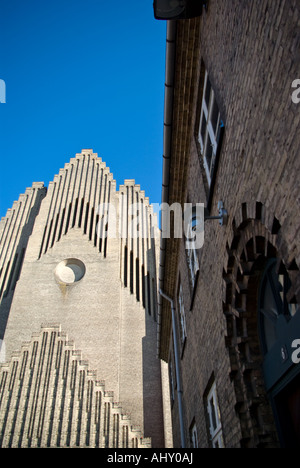 Grundtvigs Kirke (Kirche Volkshochschulen) und einem Nebengebäude. Stockfoto