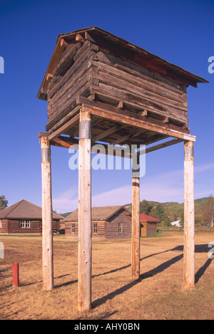 Ein Lebensmittel-Cache und historischen Blockhäuser in Hudsons Hoffnung in die "Peace River" Land of Northern British Columbia Kanada Stockfoto