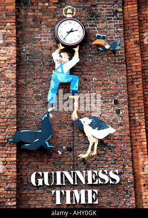 Guinness-Stechuhr an Wand Kneipe in Liverpool Stockfoto