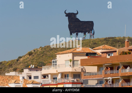 Fuengirola Malaga Provinz Costa del Sol Spanien An Osborne schwarzen Stier über der Stadt Stockfoto