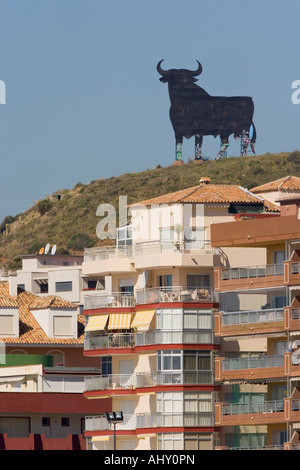 Fuengirola Malaga Provinz Costa del Sol Spanien An Osborne schwarzen Stier über der Stadt Stockfoto