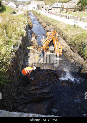 Arbeiter arbeiten auf dem Fluss Verbreiterung in Boscastle. 12. September 2007 Stockfoto