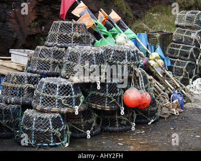 Farbenfrohe Lobster Töpfe gestapelt in einer Pyramide als Boscastle Hafen Stockfoto