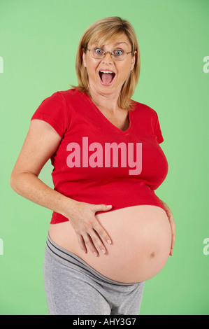 ATTRAKTIVE GESUNDEN SCHWANGEREN FRAUEN TRAGEN BRILLEN MIT AUSDRUCK VON ÜBERRASCHUNG Stockfoto