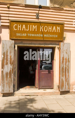 Historisches jüdisches Geschäft im alten jüdischen Viertel Kazimierz, Krakau, Polen, mit einem Chajim Kohan-Schild, offener Tür und verwitterten Holzläden. Stockfoto