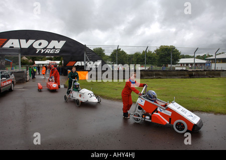 GREENPOWER ELECTRIC CAR RACING FÜR SCHULEN AN DER CASTLE COMBE CIRCUIT WILTSHIRE UK Stockfoto