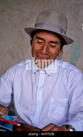 Otavalo indische Weber, mit Backstrap Loom, Ecuador Stockfoto