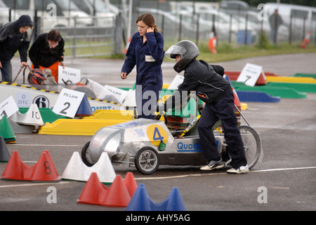 GREENPOWER ELECTRIC CAR RACING FÜR SCHULEN AN DER CASTLE COMBE CIRCUIT WILTSHIRE UK Stockfoto