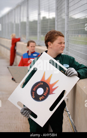 GREENPOWER ELECTRIC CAR RACING FÜR SCHULEN AN DER CASTLE COMBE CIRCUIT WILTSHIRE UK Stockfoto