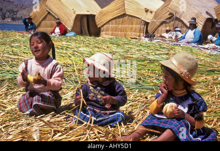 Uros indische Kinder auf Schilfinseln, Titicacasee, Peru Stockfoto