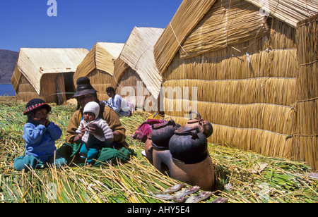 Uros indischen Familie auf Schilfinseln, Titicacasee, Peru Stockfoto